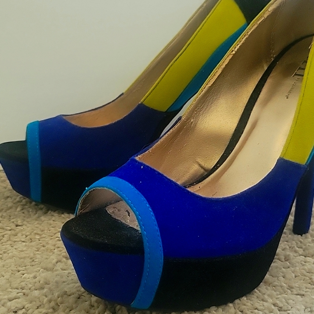 Size 8 color block stiletto